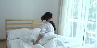 亚洲年轻女子在卧室醒来