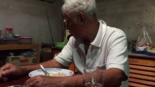 老人在吃米饭视频素材模板下载