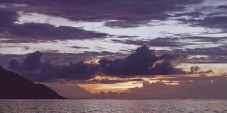 日落后的Monsuar和Ocean。蓝色的小时。平静的波浪在海面上闪烁，西巴布亚，拉贾安帕，印度尼西亚
