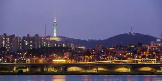 时间流逝在首尔市和南山，韩国。缩小