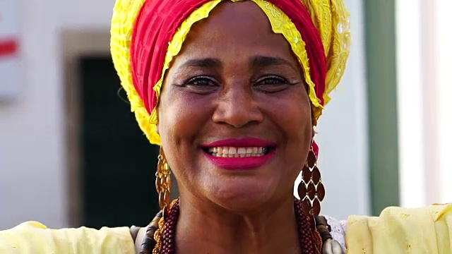 巴西妇女的肖像非洲后裔-拜阿纳