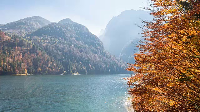 秋天的山湖景观