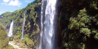 鸟瞰图风景瀑布在山崖，贵州，中国