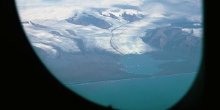 从飞机窗口看冰岛冰川