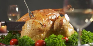 感恩节或圣诞节的火鸡大餐。切火鸡切多汁的肉