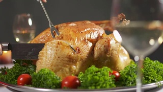 感恩节或圣诞节的火鸡大餐。切火鸡切多汁的肉视频素材模板下载