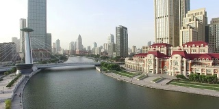 美丽的河流穿过现代城市中心的现代建筑