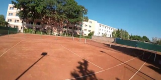 POV对两个女孩网球比赛的看法