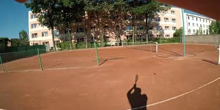 两名女子在网球赛中比拼