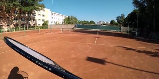 慢镜头拍摄女子发球和打网球比赛