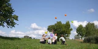 家人在草坪上放飞气球