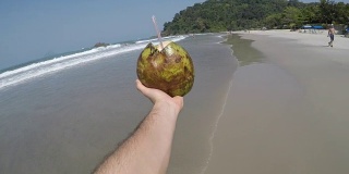 在巴西海滩上，人们捧着椰子散步