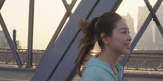 在城市环境中慢跑的亚洲女人