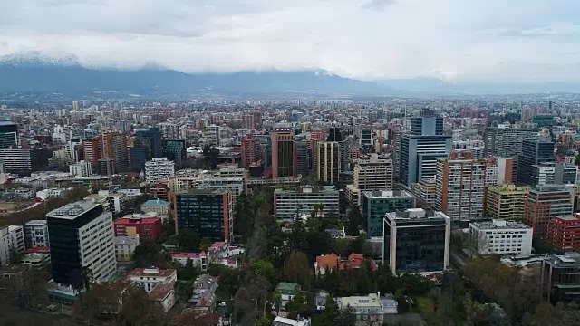 智利圣地亚哥空中摩天大楼天际线视图安第斯山脉的背景