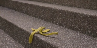 香蕉皮掉在楼梯上