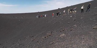埃特纳火山顶上的游客