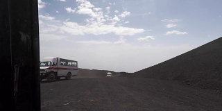 火山顶上的旅游巴士