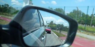 从汽车后视镜中看到的道路。慢镜头120fps拍摄后视镜