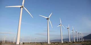 大群的风力涡轮机在沙漠中旋转