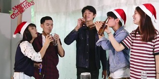 一群亚洲朋友在聚会上喝含酒精的啤酒，年轻人在酒吧喝鸡尾酒。