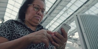 奶奶在机场用智能手机