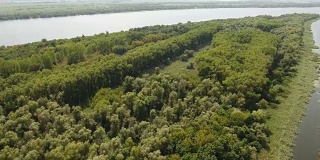 空中拍摄的河岛与绿色的树木，流入Dnipro盆地