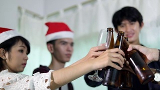 一群亚洲朋友在聚会上喝含酒精的啤酒，年轻人在酒吧喝鸡尾酒。视频素材模板下载