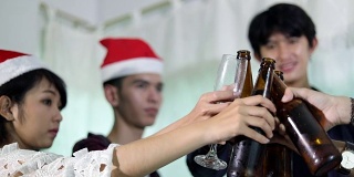 一群亚洲朋友在聚会上喝含酒精的啤酒，年轻人在酒吧喝鸡尾酒。