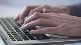 记者或作家使用现代科技在笔记本电脑上打字工作视频素材模板下载