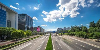 繁忙的道路和现代建筑在市中心的现代城市时光流逝