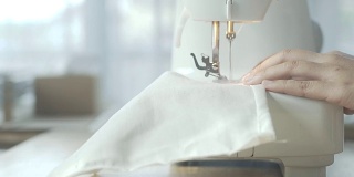 妇女们用缝纫机缝制衣服
