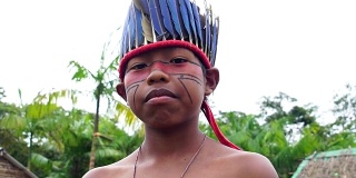 巴西图皮瓜拉尼部落的土著巴西男孩