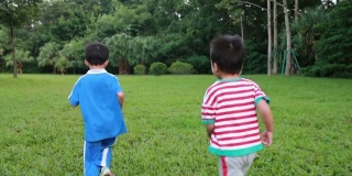 可爱的孩子们在公园里玩耍，高清慢镜头