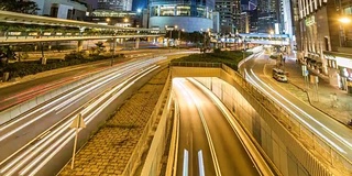 香港夜间交通繁忙的时间流逝，国际金融中心的夜晚，