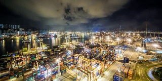香港货柜码头夜间的时间推移-香港葵青货柜码头是世界上最繁忙的港口之一。