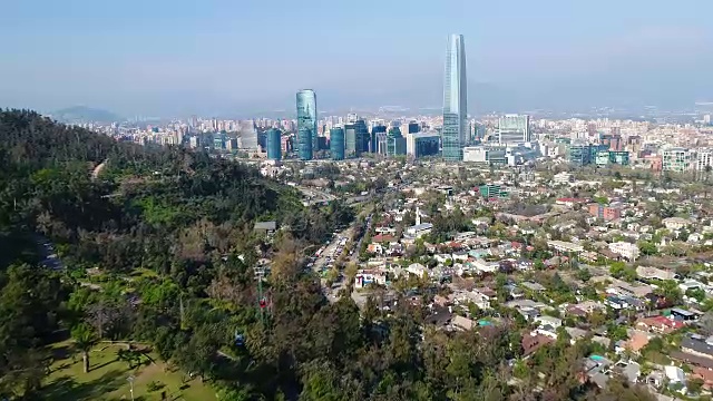 智利圣地亚哥航空全景景观建立镜头移动到城市摩天大楼