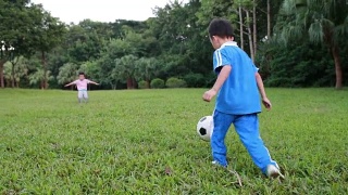 拿着足球的男孩视频素材模板下载