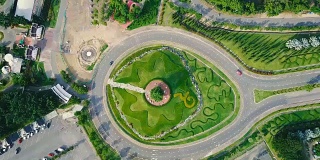 鸟瞰泰国清迈皇家公园拉贾帕克花园(国际园艺博览会皇家植物展)美丽的环岛路绿色花园。