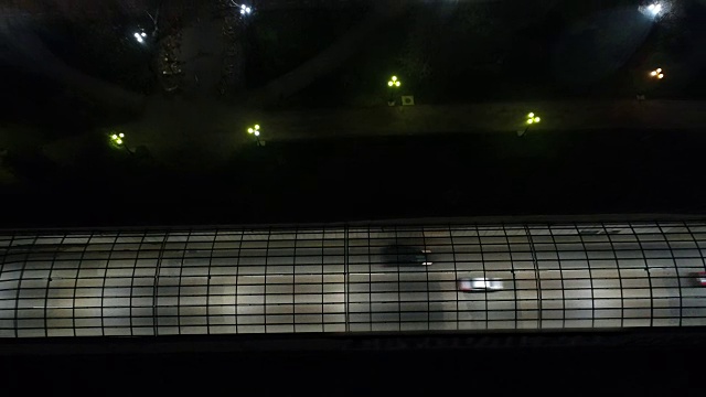 智利圣地亚哥市夜间空中飞行的城市交通地下隧道