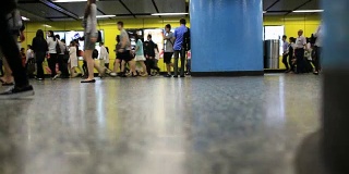 忙碌的人们走在香港地铁站里
