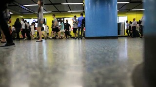 忙碌的人们走在香港地铁站里视频素材模板下载