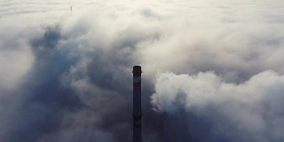 鸟瞰图。在雾中飞翔，在雾中飞翔。航空摄影机镜头。飞越云层，向着太阳。多雾的天气，从上面看。