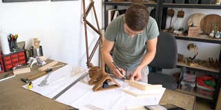 工匠测量木制零件，组装木制模型。