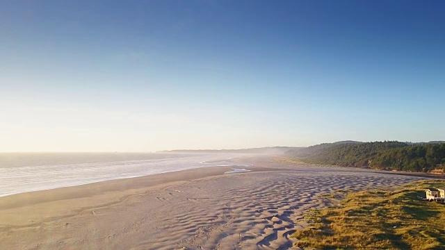 航拍华盛顿海岸的偏远海滩