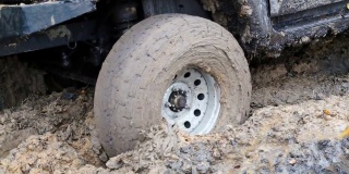 一辆四轮驱动SUV卡在泥泞的越野车里