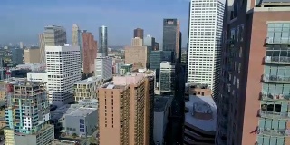 休斯敦上空，德州无人机在日出时俯瞰大都市市中心
