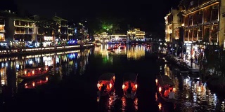 凤凰河上，夜里有小船