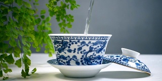 热水倒入中国传统茶杯