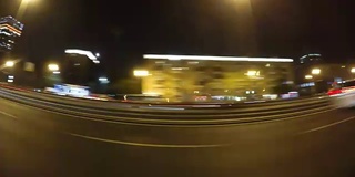 快速城市驾驶夜间道路时间推移侧视图循环