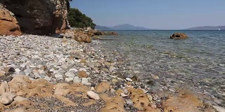 海水侵蚀岩石嶙峋的海岸线上的崎岖悬崖